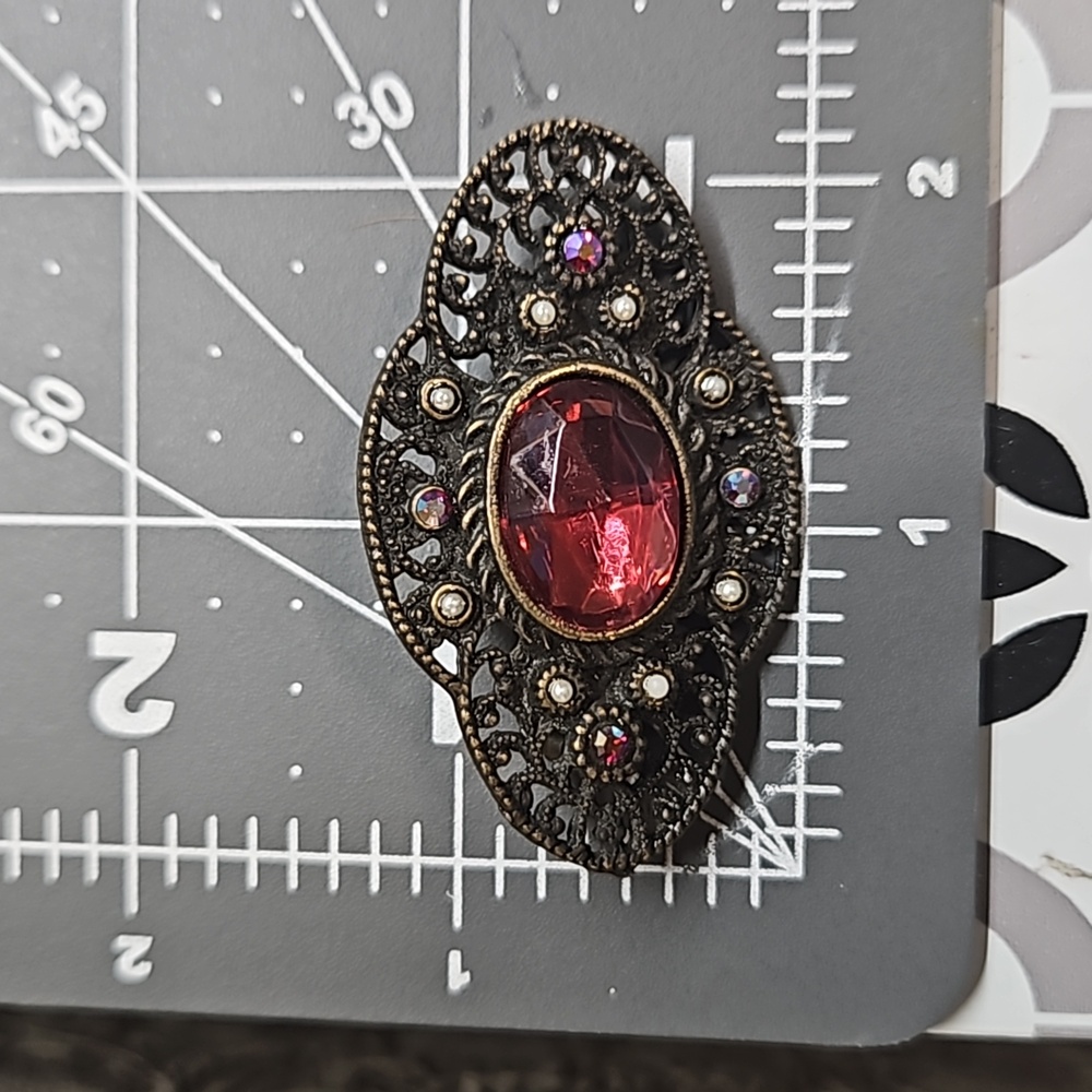 Vintage Brooch with Glass center - Picture 4 of 4